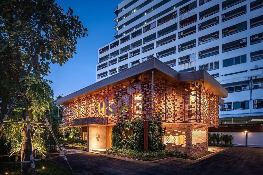 Nana Coffee Roaster ở khu Ari mang phong cách hiện đại, chỉn chu từ hạt cà phê, cách pha cho đến không gian. Trong khi đó, The Blue Mustang lại thu hút giới trẻ và các nhà sáng tạo nội dung bởi kiến trúc, ánh sáng và màu sắc đặc biệt, khiến quán trở thành một “background sống” cho những bộ ảnh du lịch Bangkok. Ảnh foodinspace