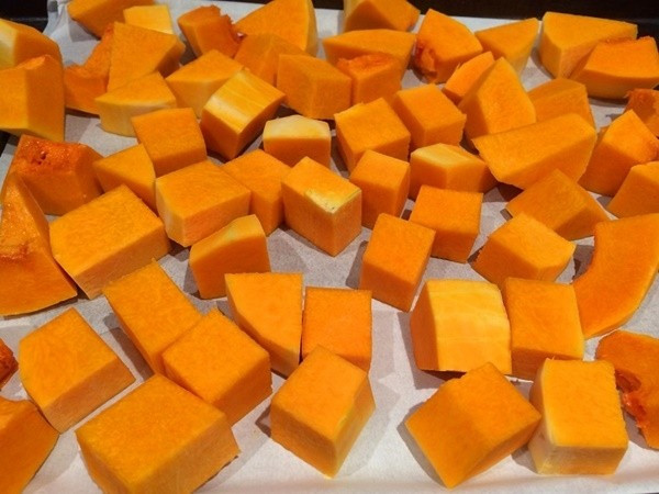 Tuy nhiên, không phải ai cũng phù hợp với bí đỏ. Một số nhóm người cần cân nhắc khi bổ sung loại rau củ này vào chế độ ăn hằng ngày. Ảnh minh họa