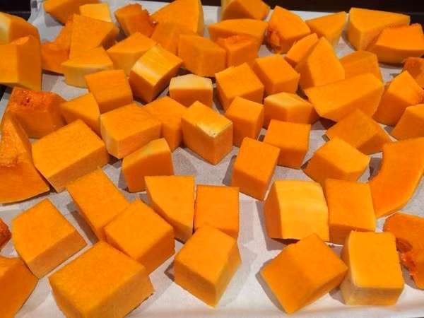 Tuy nhiên, không phải ai cũng phù hợp với bí đỏ. Một số nhóm người cần cân nhắc khi bổ sung loại rau củ này vào chế độ ăn hằng ngày. Ảnh minh họa