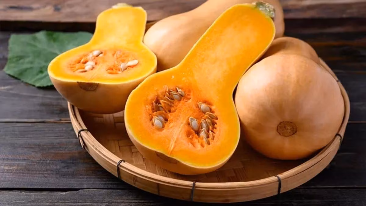 Nhóm đầu tiên là những người mắc bệnh tiểu đường. Mặc dù giàu dinh dưỡng, bí đỏ có chỉ số đường huyết tương đối cao. Nếu ăn nhiều, lượng đường trong máu có thể tăng đột ngột, khiến việc kiểm soát bệnh trở nên khó khăn. Ảnh minh họa