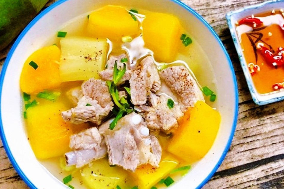 Nhóm thứ hai là những người có vấn đề về dạ dày. Hàm lượng chất xơ cao trong bí đỏ có thể gây đầy hơi, khó tiêu, đặc biệt ở những người có hệ tiêu hóa kém. Ảnh minh họa