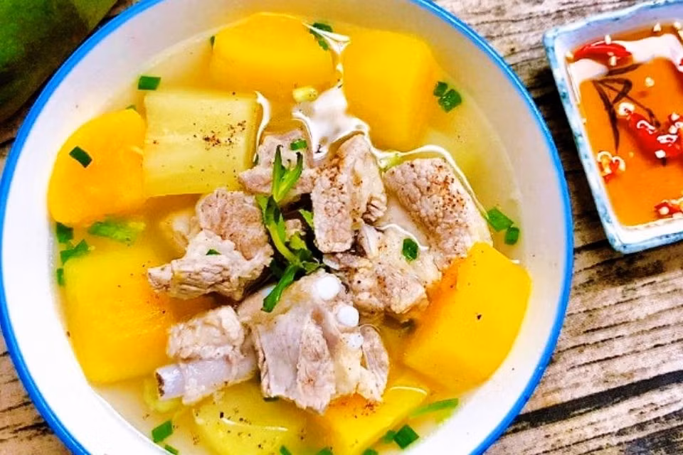 Nhóm thứ hai là những người có vấn đề về dạ dày. Hàm lượng chất xơ cao trong bí đỏ có thể gây đầy hơi, khó tiêu, đặc biệt ở những người có hệ tiêu hóa kém. Ảnh minh họa