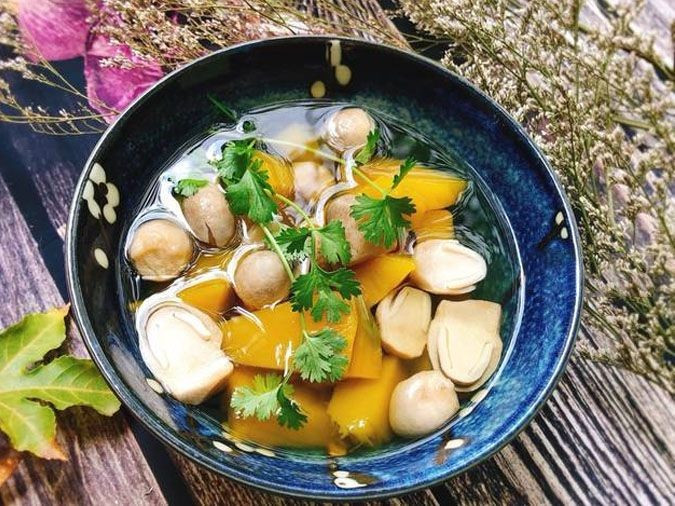 Cuối cùng là những người bị vàng da. Carotene trong bí đỏ khi tiêu thụ quá mức có thể làm tình trạng vàng da trở nên rõ rệt hơn. Nhóm này nên hạn chế ăn các món chế biến từ bí đỏ nguyên chất như nước ép hoặc sinh tố, đồng thời theo dõi cơ thể để tránh tác dụng phụ không mong muốn. Ảnh minh họa