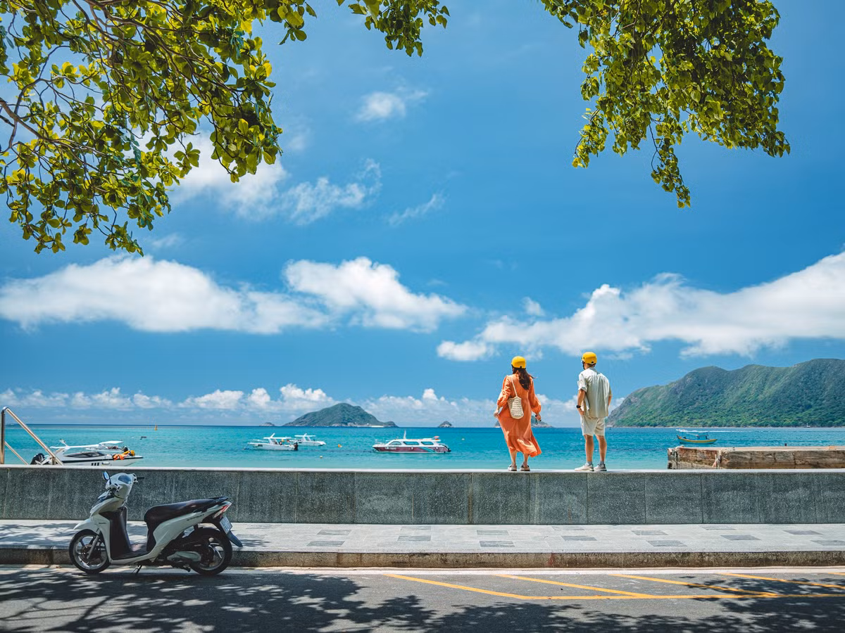 Thiên nhiên là món quà tuyệt đẹp mà Côn Đảo gìn giữ gần như nguyên vẹn. Những bãi biển như Đầm Trầu, Bãi Nhát, Bãi Suối Nóng… trải dài cát trắng, nước trong vắt tận đáy, xung quanh là rừng nguyên sinh xanh mướt tạo nên khung cảnh vừa tĩnh lặng vừa mê hoặc. Ảnh Hồng Nhật