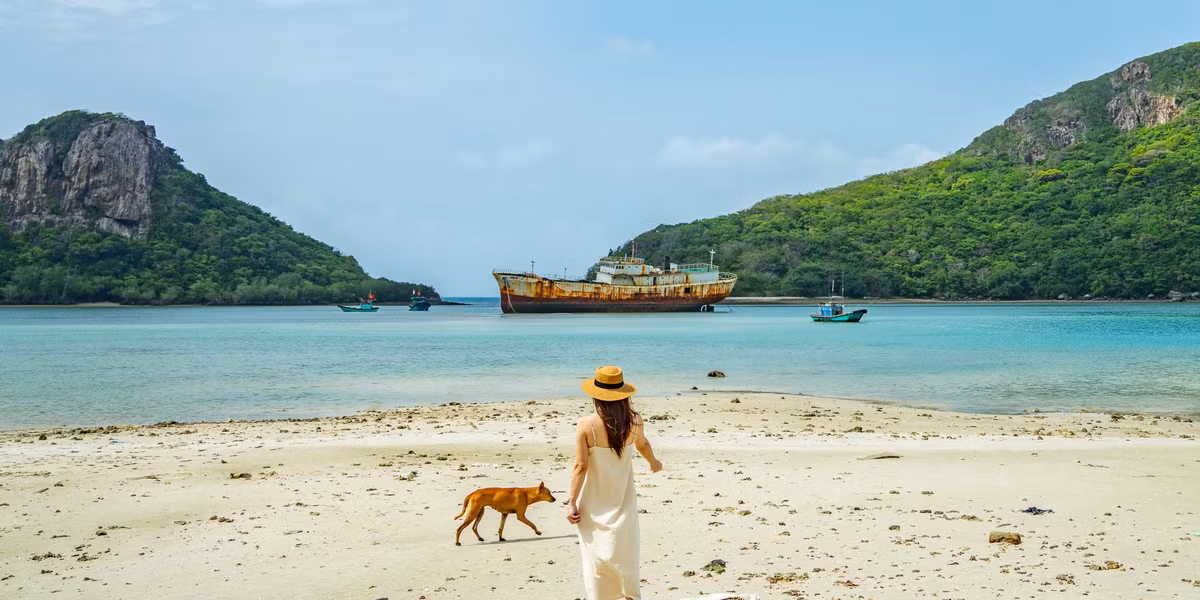 Không xô bồ, không quá sầm uất, Côn Đảo cuốn hút người ta bởi chính sự yên bình, sâu lắng và những giá trị tinh thần mà ít nơi nào mang lại được. Đó không chỉ là điểm nghỉ dưỡng cho thân thể, mà còn là nơi chữa lành cho tâm trí, khơi dậy lòng biết ơn với lịch sử dân tộc, và để lại những xúc cảm lắng đọng mãi sau mỗi chuyến đi. Ảnh Hồng Nhật