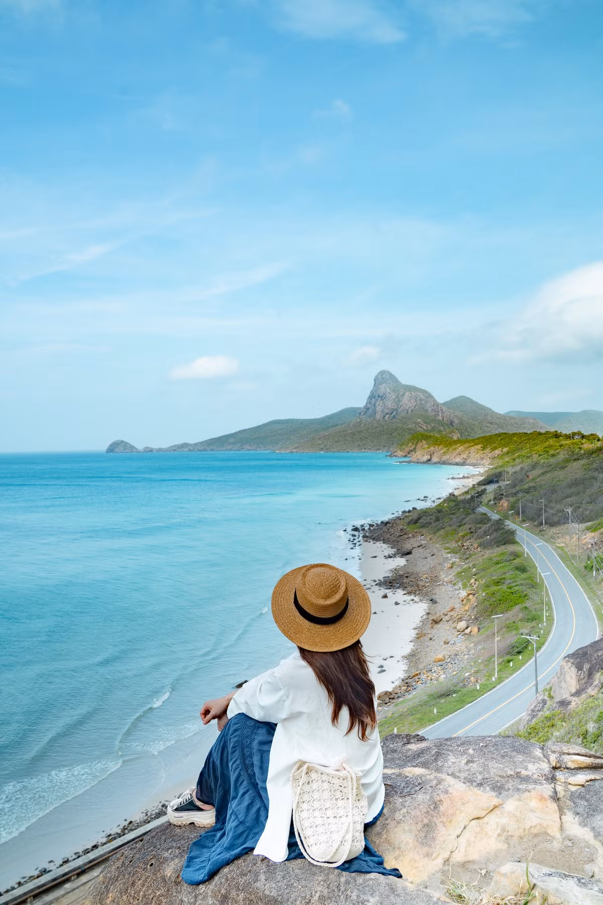 Không chỉ có biển đẹp, Côn Đảo còn đặc biệt bởi những dấu ấn lịch sử không thể phai mờ. Khu di tích nhà tù Côn Đảo – nơi từng giam giữ, tra tấn hàng ngàn chiến sĩ cách mạng – giờ là địa điểm tham quan không thể bỏ lỡ. Ảnh Hồng Nhật