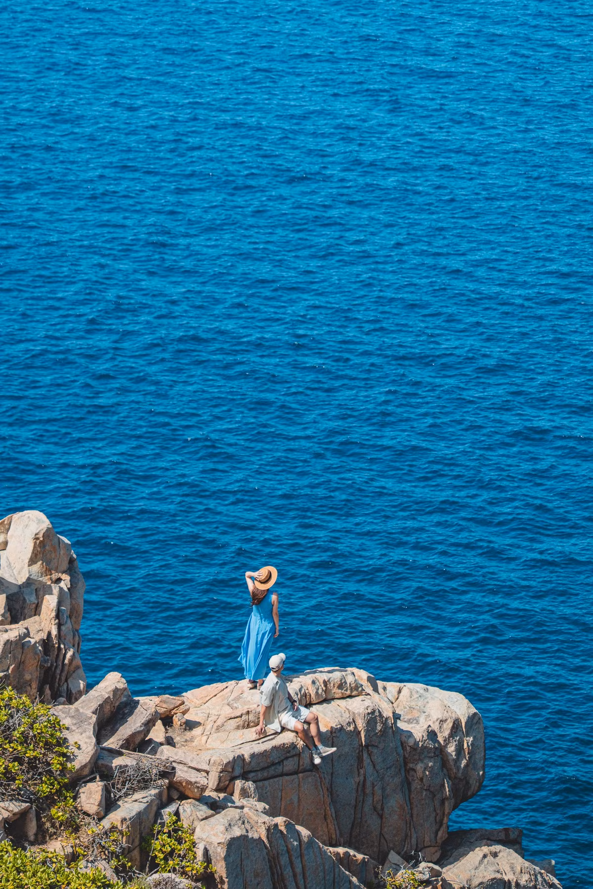 Buổi sớm có thể đạp xe men theo bờ biển, chiều đắm mình trong làn nước mát lạnh, đêm ngắm sao giữa không gian yên tĩnh gần như tuyệt đối – trải nghiệm ấy khiến nhiều người xem Côn Đảo là nơi để "tái tạo tâm hồn". Ảnh Hồng Nhật