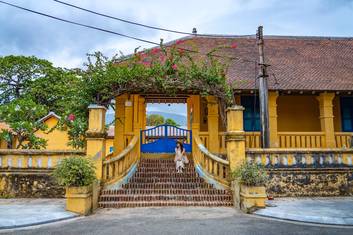 Ẩm thực Côn Đảo cũng là điểm nhấn không thể bỏ qua. Hải sản tươi sống với các món đặc trưng như cua mặt trăng, mắm nhum, cá mú đỏ nướng, ốc vú nàng hấp sả… luôn làm hài lòng những thực khách khó tính nhất. Nếu muốn thưởng thức ẩm thực địa phương chân thật, bạn có thể ghé chợ Côn Đảo – nơi tập trung nhiều hàng ăn bình dân nhưng đậm đà hương vị biển. Ảnh Hồng Nhật