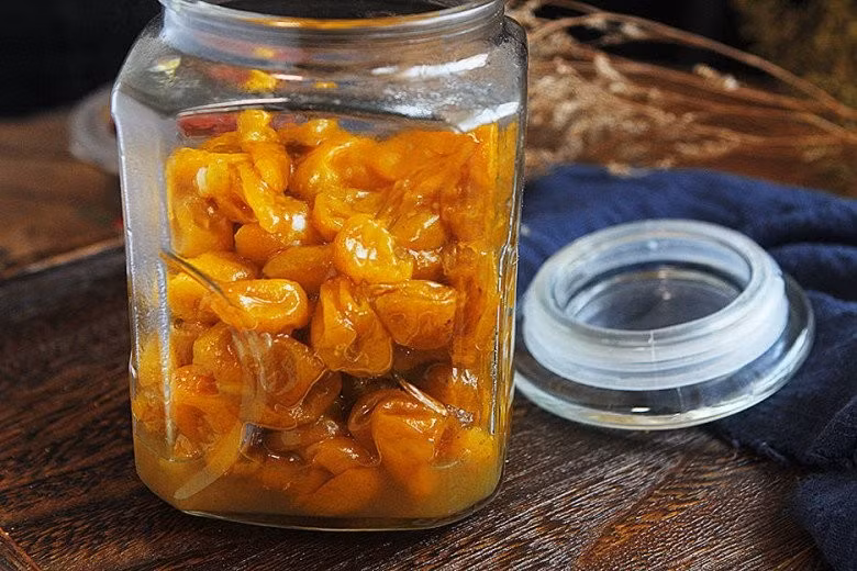 Bên cạnh lợi ích về tim mạch, quất hồng bì còn chăm sóc làn da một cách toàn diện. Vitamin C dồi dào trong quả thúc đẩy sản sinh collagen, giữ da săn chắc và đàn hồi. Ảnh minh họa