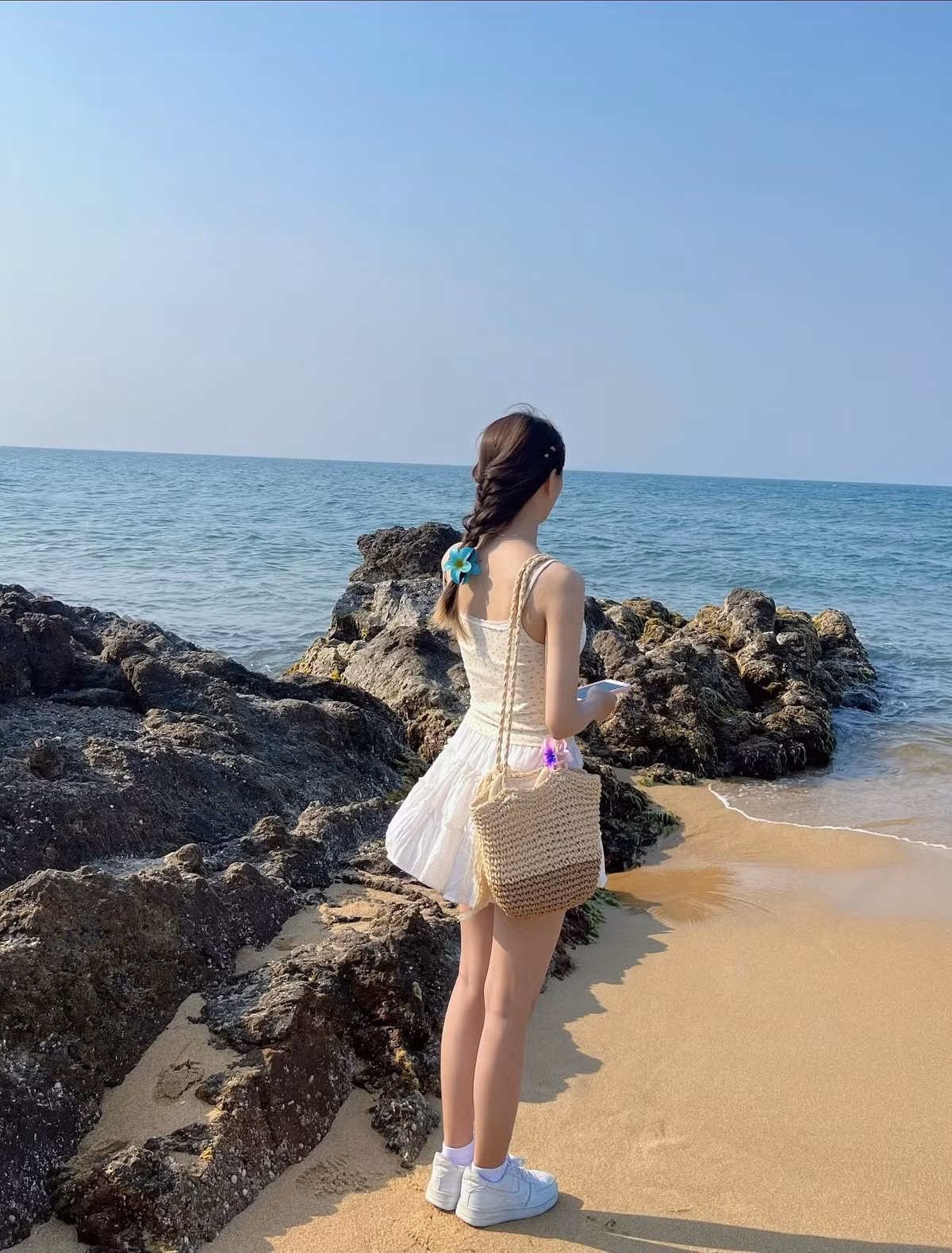 Nơi đây còn giữ được nét hoang sơ với bãi đá độc đáo, nước biển trong vắt và khung cảnh bình minh tuyệt đẹp. Do đường đi hơi vất vả nên bãi biển này phù hợp với du khách thích khám phá, trải nghiệm và chụp ảnh thiên nhiên. Ảnh dulichhue