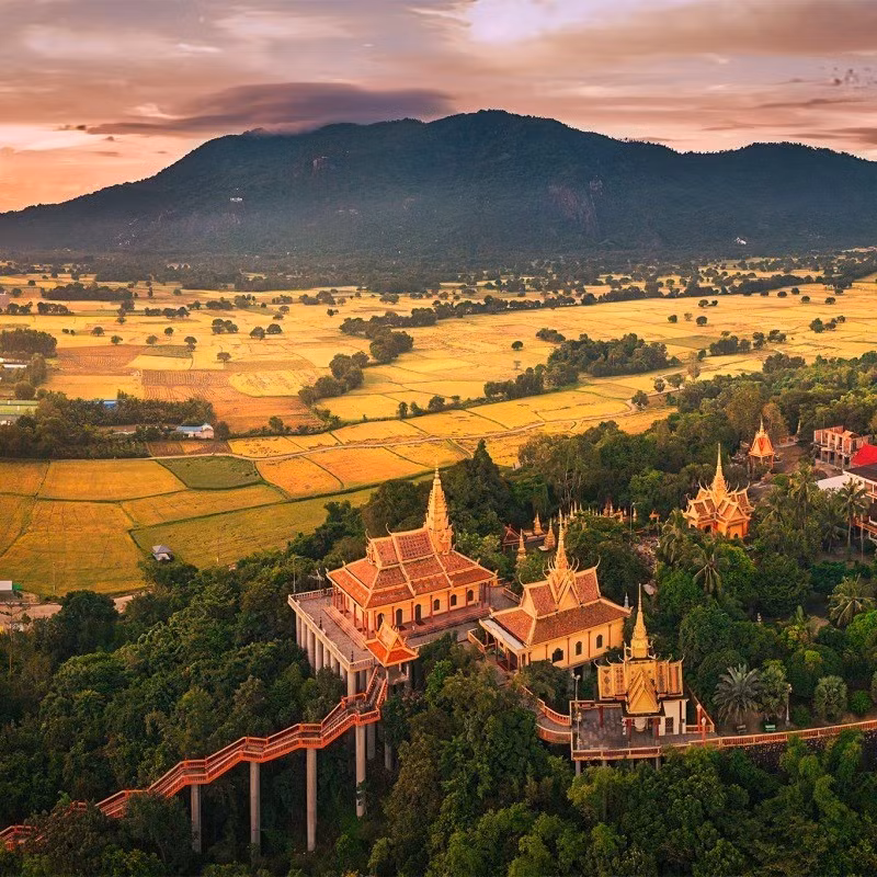 Gần cánh đồng là chùa Tà Pạ – ngôi chùa Khmer nổi tiếng với vị trí nằm trên đồi cao. Từ sân chùa, du khách dễ dàng bao quát toàn cảnh thung lũng vàng phía dưới. Không gian nơi đây yên tĩnh, thoáng đãng, phù hợp để nghỉ chân, hít thở bầu không khí trong lành và ngắm đường chân trời loang sắc nắng cuối ngày. Nhiều người nói rằng chỉ cần đứng ở chùa vài phút cũng đủ để cảm nhận vẻ đẹp trọn vẹn của Tà Pạ trong mùa vàng. Ảnh NAG Châu Quang Điền