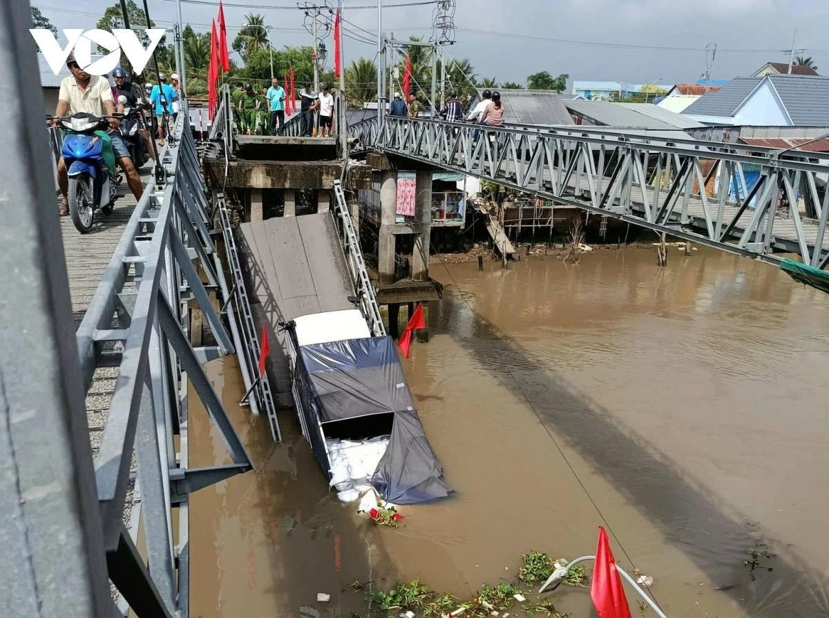 Hiện trường cầu 30 Tháng 4 bị sập.