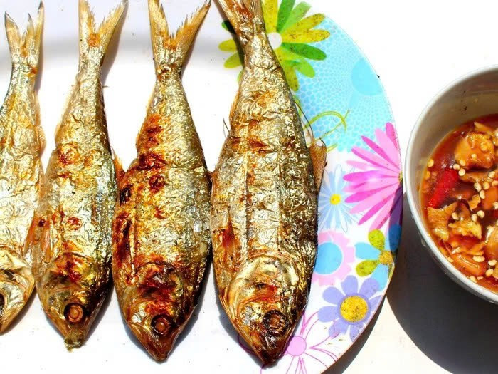 Cá mòi không chỉ cung cấp omega-3, cá mòi còn giàu canxi và vitamin D, hỗ trợ xương chắc khỏe, đặc biệt quan trọng với người tiểu đường để duy trì khả năng vận động. Với cá mòi đóng hộp, nên chọn loại ít natri để không ảnh hưởng đến huyết áp. Ảnh minh họa