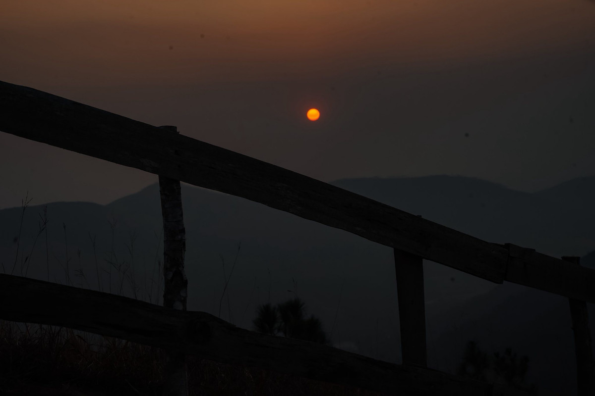 Không chỉ là điểm tham quan ban ngày, đỉnh Phượng Hoàng còn là địa điểm lý tưởng để cắm trại qua đêm. Khi hoàng hôn buông xuống, cả không gian nhuộm màu cam tím dịu nhẹ, những dãy núi phía xa mờ dần trong sương, tạo nên khung cảnh lãng mạn đầy mê hoặc.