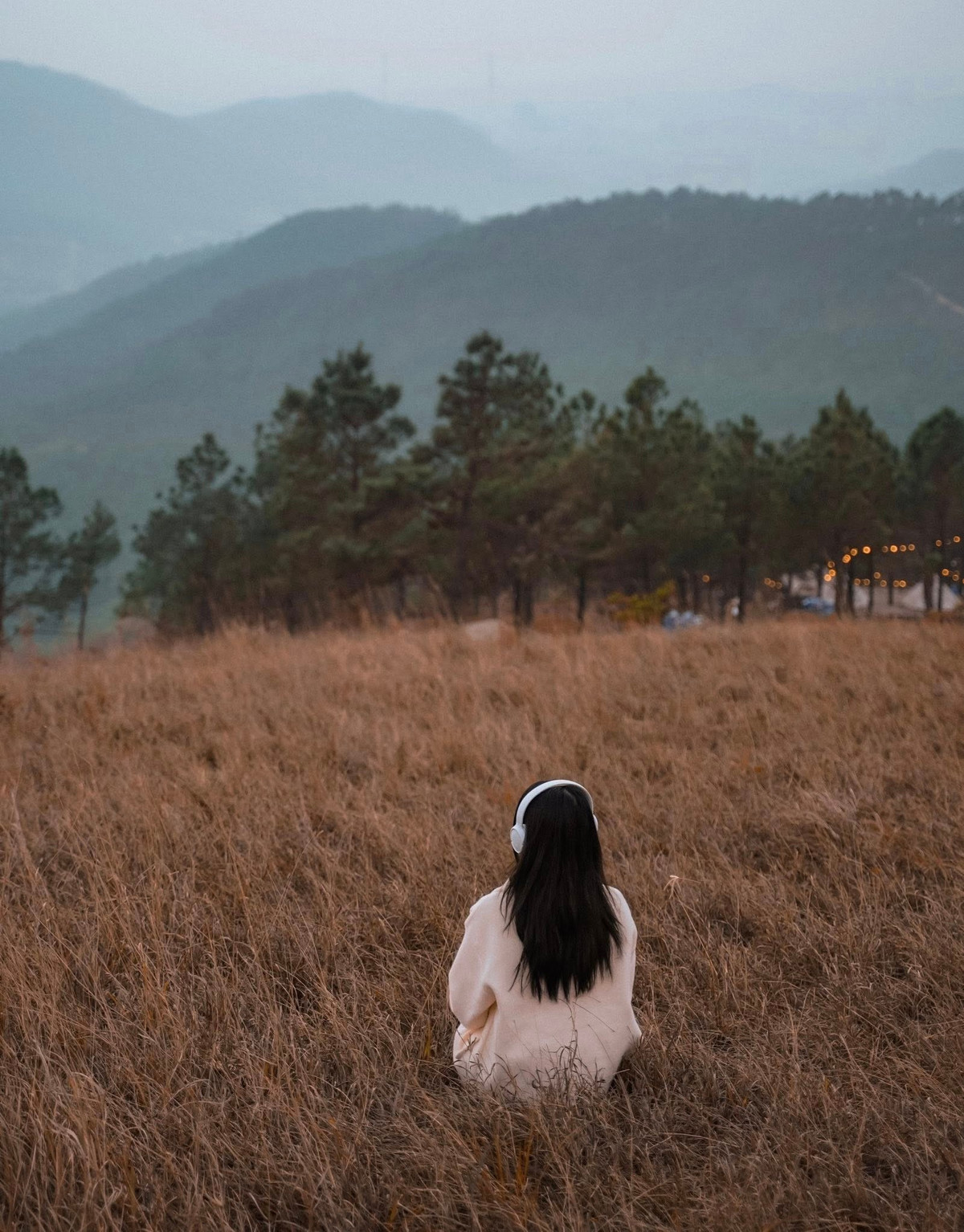 Với vẻ đẹp hoang sơ, lãng mạn và những trải nghiệm cắm trại độc đáo, đỉnh Phượng Hoàng đang dần trở thành điểm đến yêu thích của những du khách yêu thiên nhiên, đam mê du lịch trải nghiệm. Mùa cỏ cháy chính là “thời khắc vàng” để khám phá nơi đây, khi thiên nhiên phô bày trọn vẹn vẻ đẹp mộc mạc nhưng đầy cuốn hút.