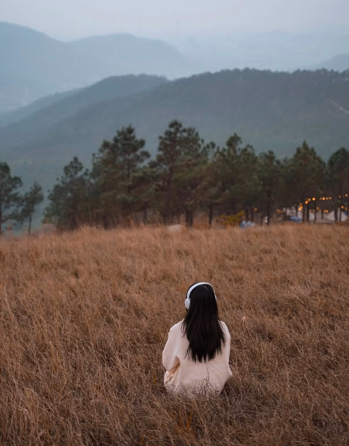 Với vẻ đẹp hoang sơ, lãng mạn và những trải nghiệm cắm trại độc đáo, đỉnh Phượng Hoàng đang dần trở thành điểm đến yêu thích của những du khách yêu thiên nhiên, đam mê du lịch trải nghiệm. Mùa cỏ cháy chính là “thời khắc vàng” để khám phá nơi đây, khi thiên nhiên phô bày trọn vẹn vẻ đẹp mộc mạc nhưng đầy cuốn hút.