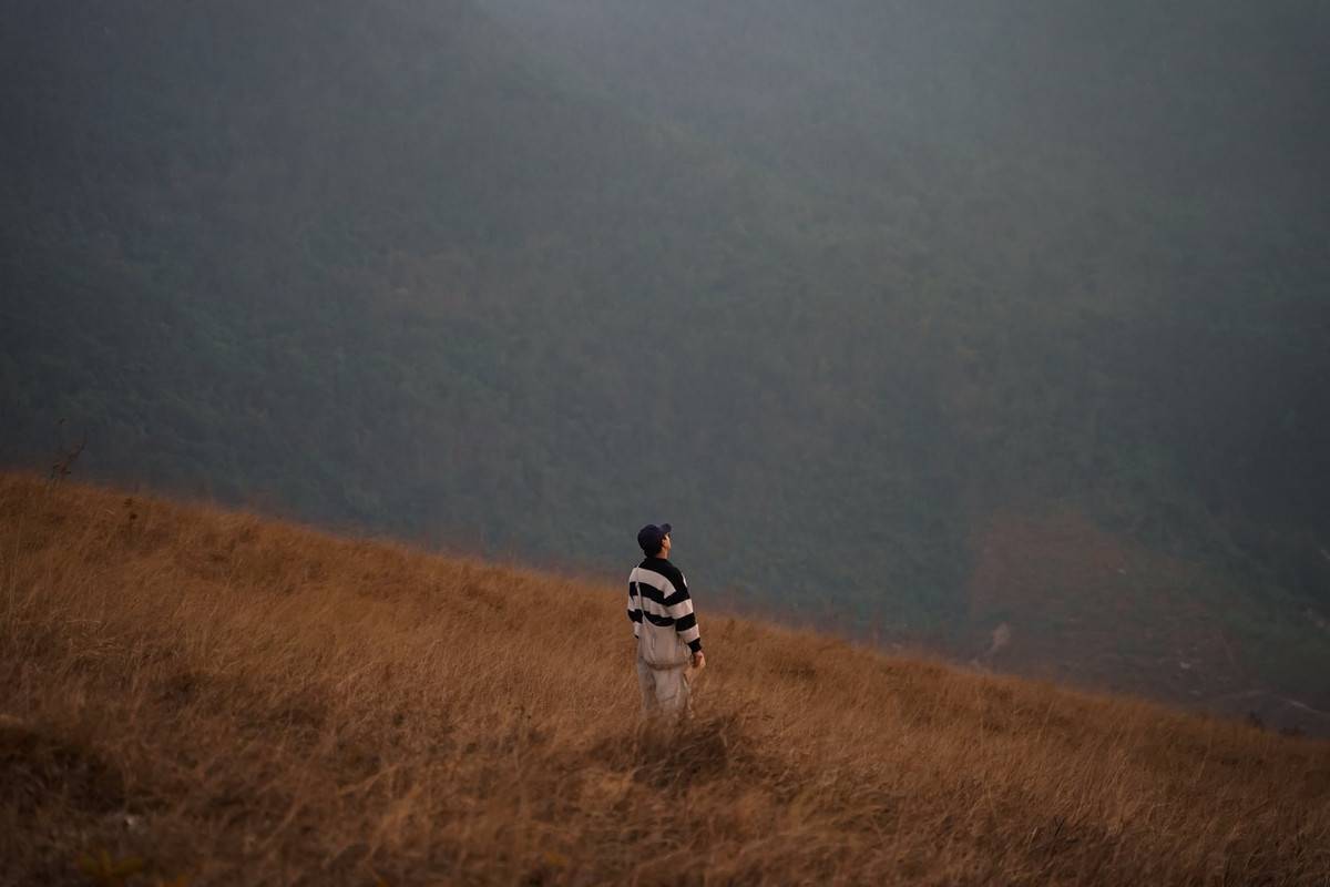 Không ít bạn trẻ lựa chọn đến đây bằng xe máy, trải nghiệm cảm giác chinh phục những cung đường đất đỏ uốn lượn, hai bên là đồi cỏ và thông xanh thưa thớt. Càng lên cao, không gian càng mở rộng, tầm nhìn bao trọn núi non trùng điệp, mang lại cảm giác tự do và khoáng đạt.