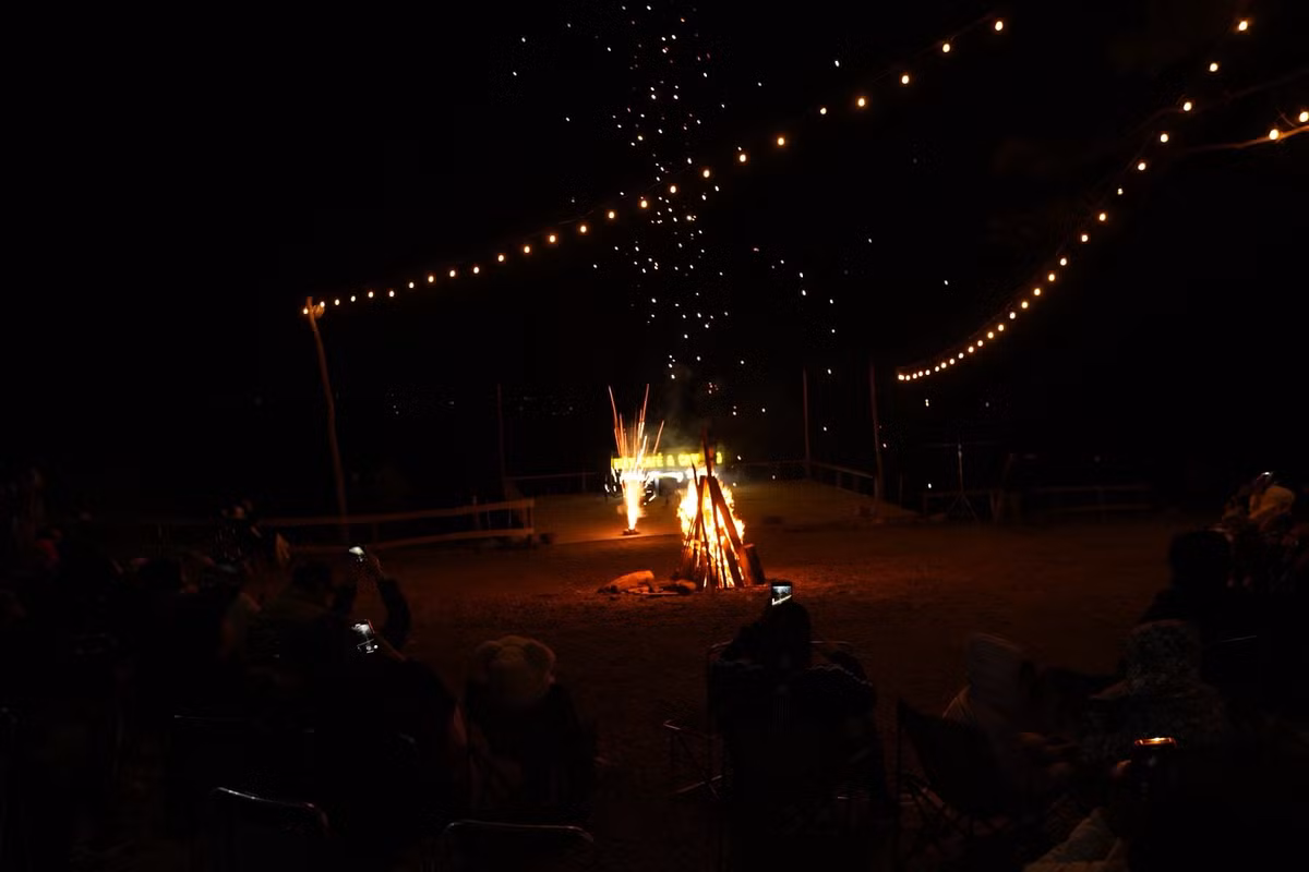 Du khách có thể cùng nhau thưởng thức tiệc BBQ, trò chuyện, ngắm nhìn thành phố phía xa lấp lánh ánh đèn, hoặc tham gia các hoạt động giải trí, pháo hoa do đơn vị khai thác du lịch tổ chức