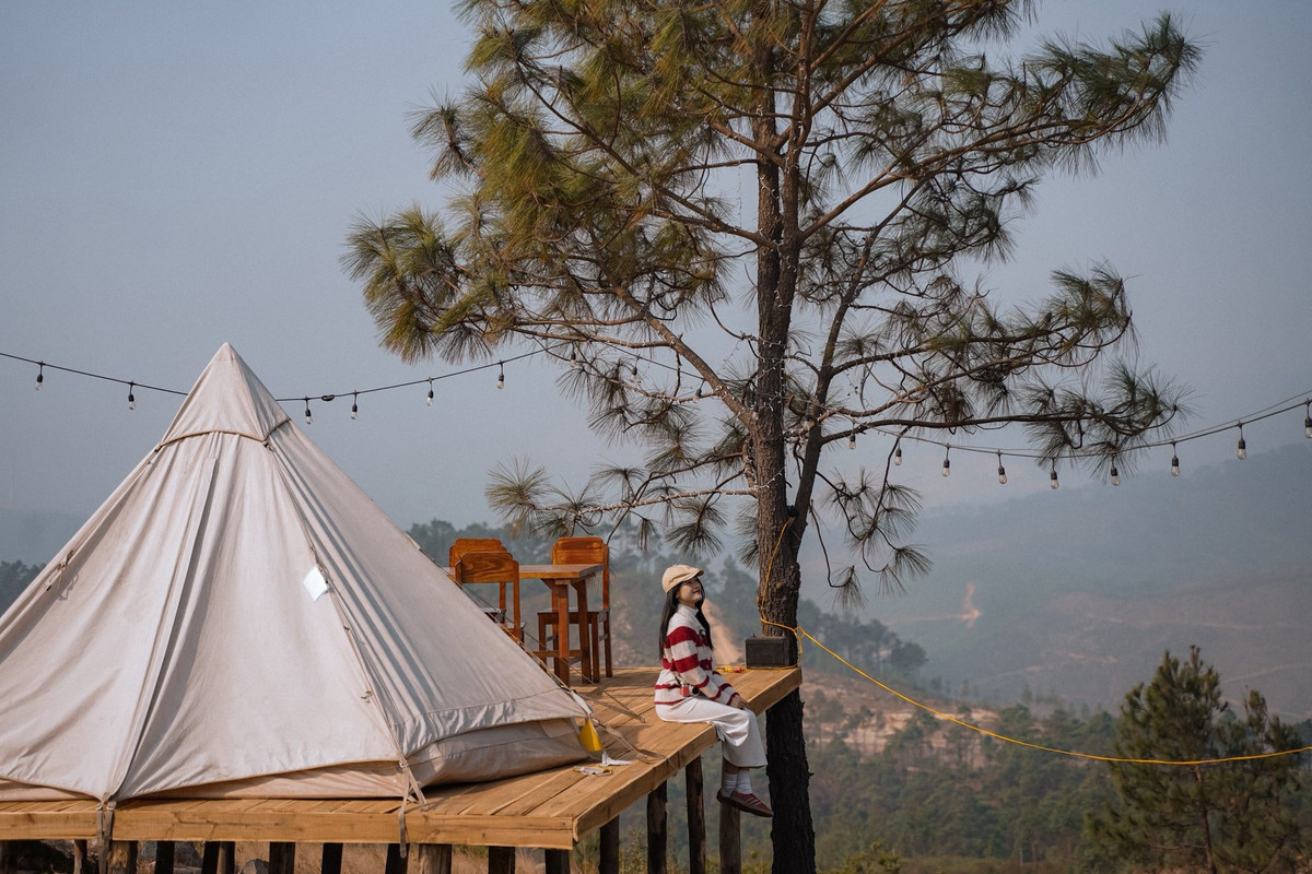 Mùa cỏ cháy cũng là lúc thời tiết tại đỉnh Phượng Hoàng khô ráo, nhiều nắng, rất thuận lợi cho các hoạt động ngoài trời. Du khách có thể dễ dàng di chuyển, trekking nhẹ nhàng qua các triền đồi, săn những góc ảnh đẹp hay đơn giản là thả bước giữa không gian bao la để cảm nhận sự bình yên hiếm có.