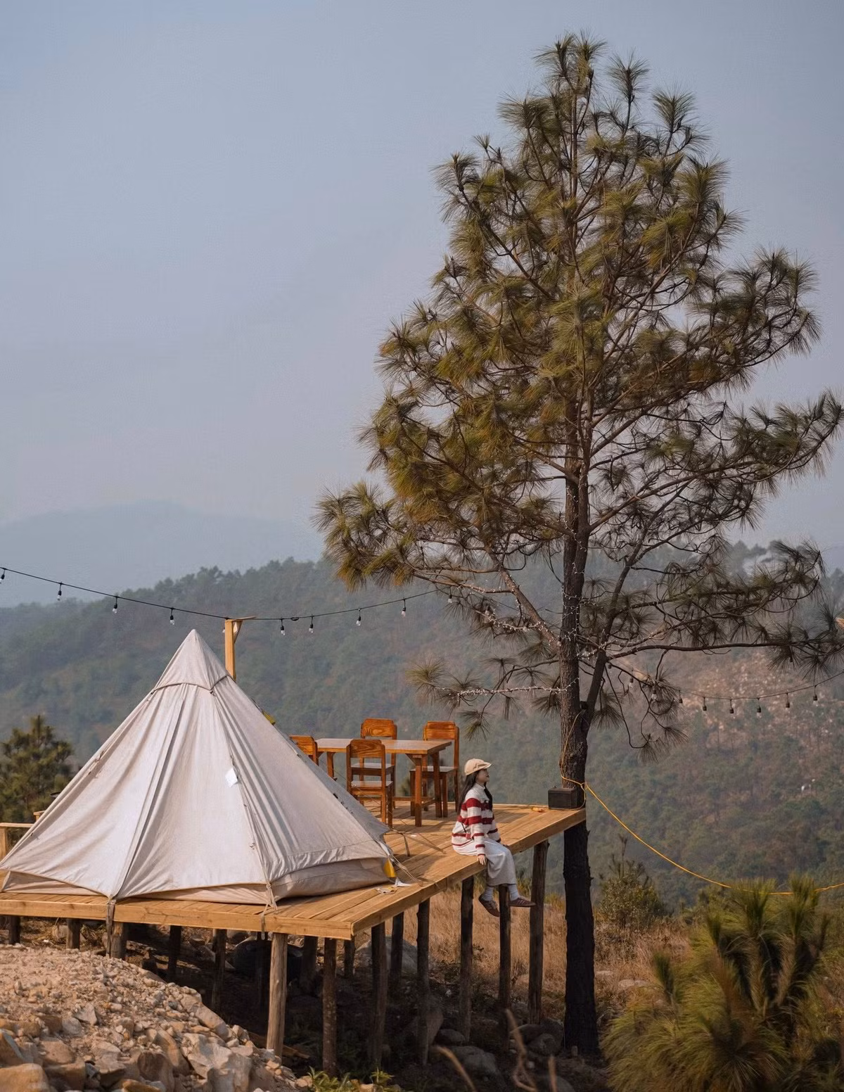 Sáng sớm hôm sau, chỉ cần mở cửa lều là có thể đón trọn làn sương mỏng, hít căng lồng ngực bầu không khí trong lành và ngắm mặt trời từ từ nhô lên sau dãy núi – một khoảnh khắc bình yên khó tìm giữa nhịp sống hiện đại.