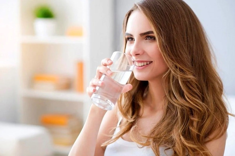 Thói quen uống nước trước khi ngủ, nếu lựa chọn đúng loại và đúng thời điểm, có thể hỗ trợ giảm đầy bụng, cải thiện giấc ngủ và góp phần kiểm soát mỡ bụng theo cách nhẹ nhàng hơn. Ảnh minh họa