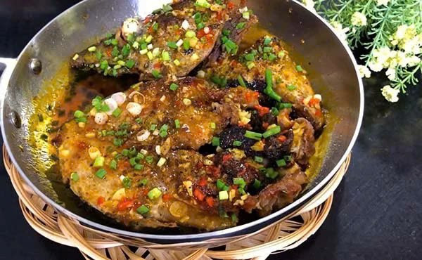 Phụ nữ mang thai cần tránh các loại cá lớn chứa nhiều thủy ngân như cá kiếm hay cá thu vua, vì thủy ngân có thể ảnh hưởng đến sự phát triển não bộ của thai nhi. Thay vào đó, cá hồi, cá ngừ hay tôm là lựa chọn an toàn, cung cấp omega-3 thiết yếu. Sau sinh, các bà mẹ cho con bú cũng nên chọn cá ít thủy ngân để bảo vệ hệ thần kinh của trẻ và bổ sung dưỡng chất cho bản thân. Ảnh minh họa