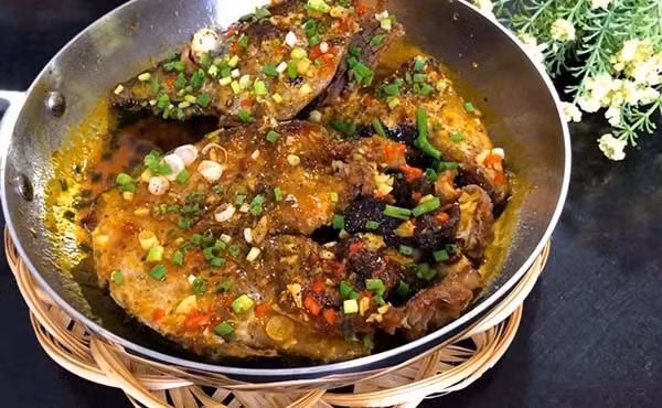 Phụ nữ mang thai cần tránh các loại cá lớn chứa nhiều thủy ngân như cá kiếm hay cá thu vua, vì thủy ngân có thể ảnh hưởng đến sự phát triển não bộ của thai nhi. Thay vào đó, cá hồi, cá ngừ hay tôm là lựa chọn an toàn, cung cấp omega-3 thiết yếu. Sau sinh, các bà mẹ cho con bú cũng nên chọn cá ít thủy ngân để bảo vệ hệ thần kinh của trẻ và bổ sung dưỡng chất cho bản thân. Ảnh minh họa