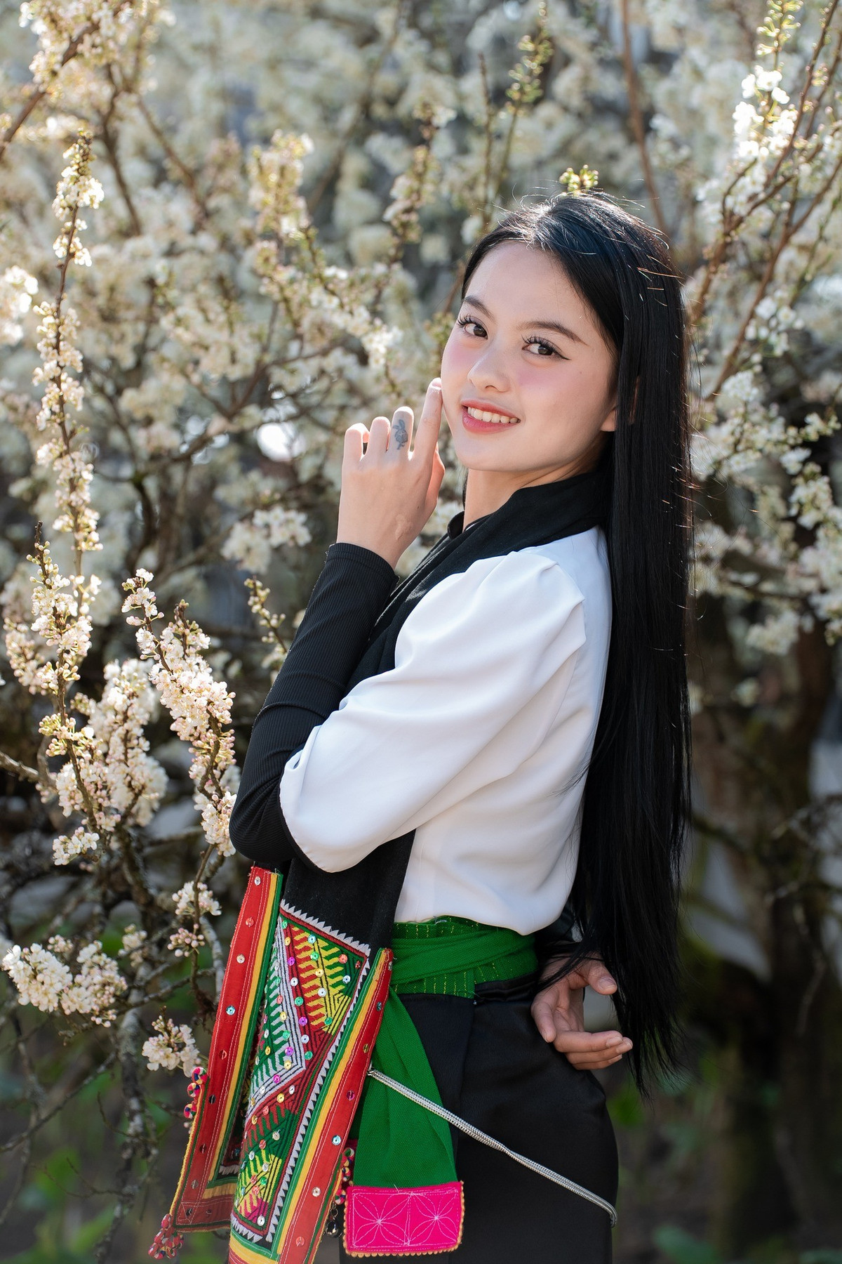 Váy áo thổ cẩm rực rỡ, trang phục gam trầm hay những chiếc váy nhẹ nhàng đều trở nên hài hòa khi đặt giữa mây trời và sắc hoa tinh khiết, tạo nên vẻ đẹp rất “núi”, rất xuân. Ảnh Sun World Fansipan Legend