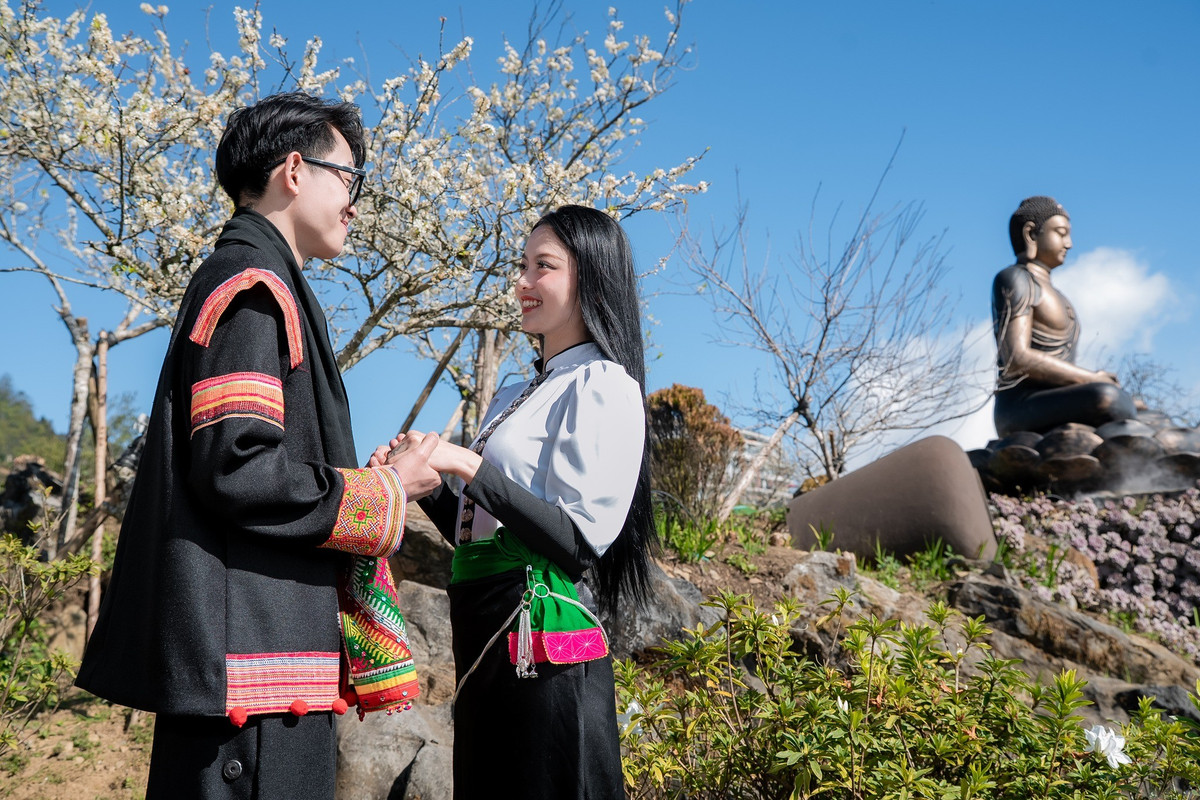 Không cần phải ngược về cao nguyên Mộc Châu để tìm sắc mận, Fansipan lúc này cũng đủ để níu chân người yêu thiên nhiên. Dưới tán hoa trắng, từng tốp du khách thong thả tạo dáng, lưu lại những khung hình trong trẻo hiếm có. Ảnh Vivu Vietnam