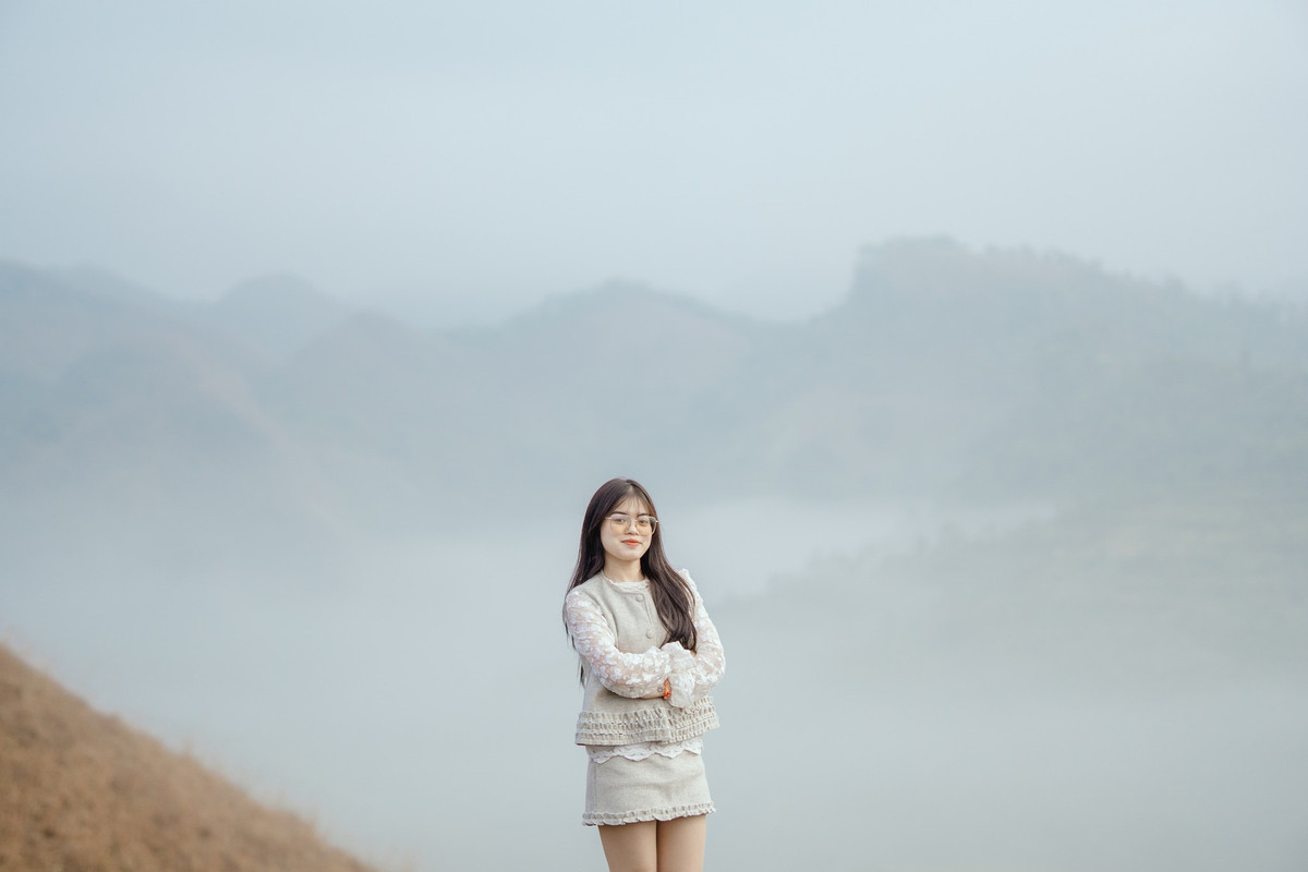 Trong không gian tĩnh lặng của núi rừng, những khoảnh khắc quây quần trở nên đáng nhớ hơn bao giờ hết. Với vẻ đẹp hoang sơ, phóng khoáng, đồi cỏ Ba Quáng thường được ví như một “Mông Cổ thu nhỏ” giữa vùng biên giới Cao Bằng. Ảnh Thu Quỳnh