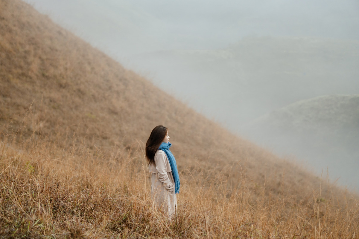 Trang phục cũng là yếu tố giúp chuyến đi thêm trọn vẹn. Những bộ váy nhẹ nhàng, áo khoác dạ kết hợp khăn và mũ len với tông màu trắng, đỏ, xanh hay nâu cam sẽ nổi bật giữa nền cỏ vàng. Ngược lại, các gam màu quá gần với màu cỏ dễ khiến nhân vật “chìm” vào khung cảnh. Ảnh Thu Quỳnh