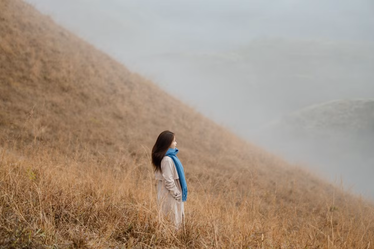 Trang phục cũng là yếu tố giúp chuyến đi thêm trọn vẹn. Những bộ váy nhẹ nhàng, áo khoác dạ kết hợp khăn và mũ len với tông màu trắng, đỏ, xanh hay nâu cam sẽ nổi bật giữa nền cỏ vàng. Ngược lại, các gam màu quá gần với màu cỏ dễ khiến nhân vật “chìm” vào khung cảnh. Ảnh Thu Quỳnh