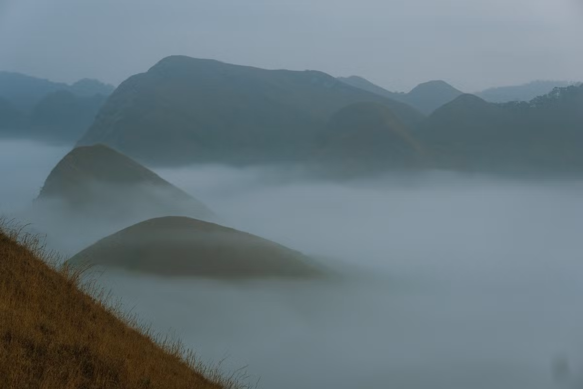 Theo khảo sát từ các doanh nghiệp lữ hành đang khai thác tuyến Đông Bắc, du khách có nhiều lựa chọn tour Cao Bằng với mức giá và chất lượng dịch vụ khác nhau. Cụ thể, Vietravel và Saigontourist hiện triển khai các tour Cao Bằng – Bắc Kạn (hồ Ba Bể) 3 ngày 2 đêm, khởi hành từ Hà Nội, với mức giá dao động từ 3,1 – 3,5 triệu đồng/khách. Các tour này bao gồm xe du lịch, khách sạn 2–3 sao, hướng dẫn viên và tham quan các điểm nổi bật như thác Bản Giốc, động Ngườm Ngao, khu di tích Pác Pó. Ảnh Thu Quỳnh