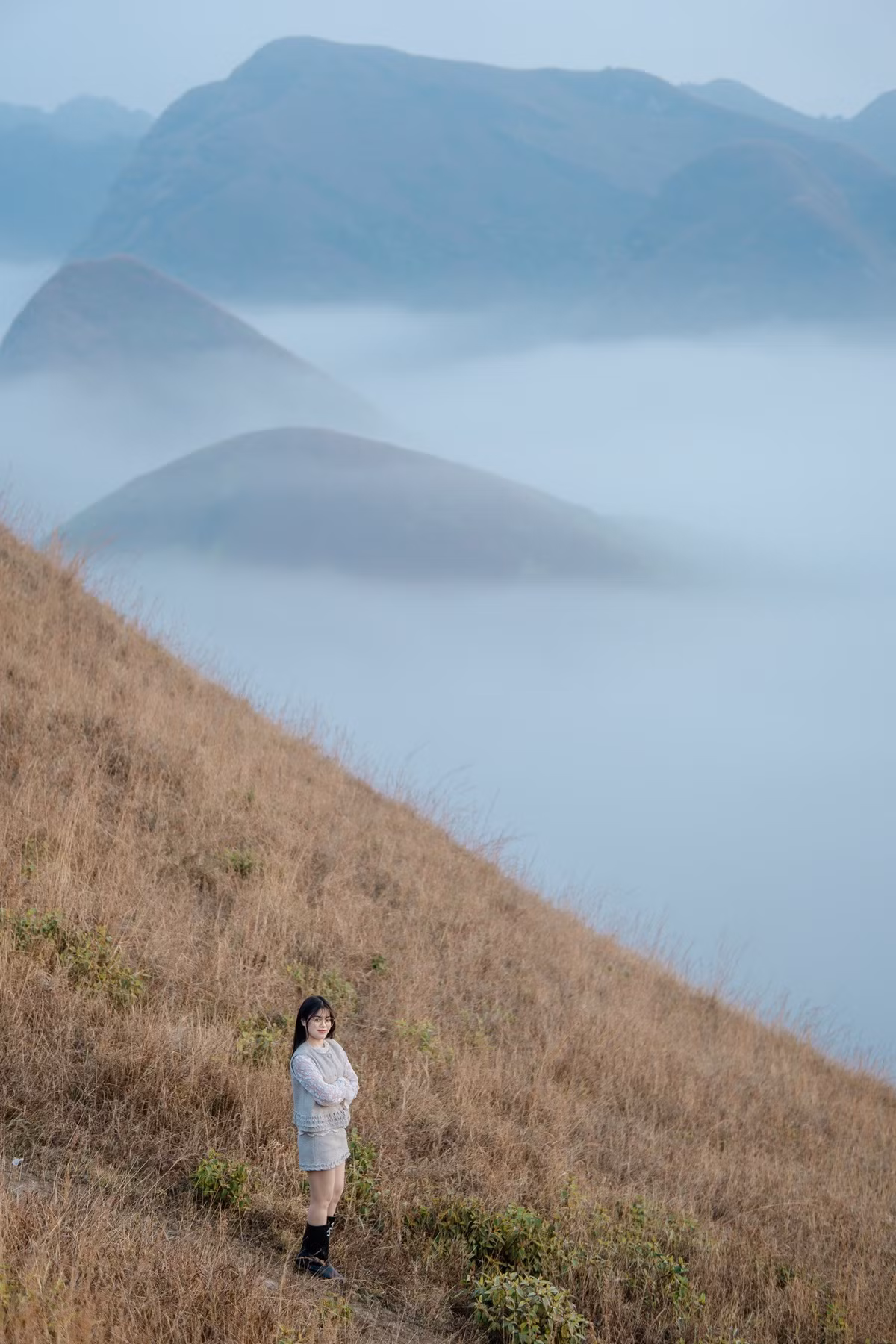 Ánh nắng dịu nhẹ khi ấy phủ lên đồi cỏ một lớp màu vàng ấm, tạo nên khung cảnh lãng mạn và đầy chất thơ. Do địa hình miền núi, hoàng hôn buông xuống khá nhanh, du khách cần chú ý thời gian để không bỏ lỡ khoảnh khắc đáng giá. Ảnh Thu Quỳnh