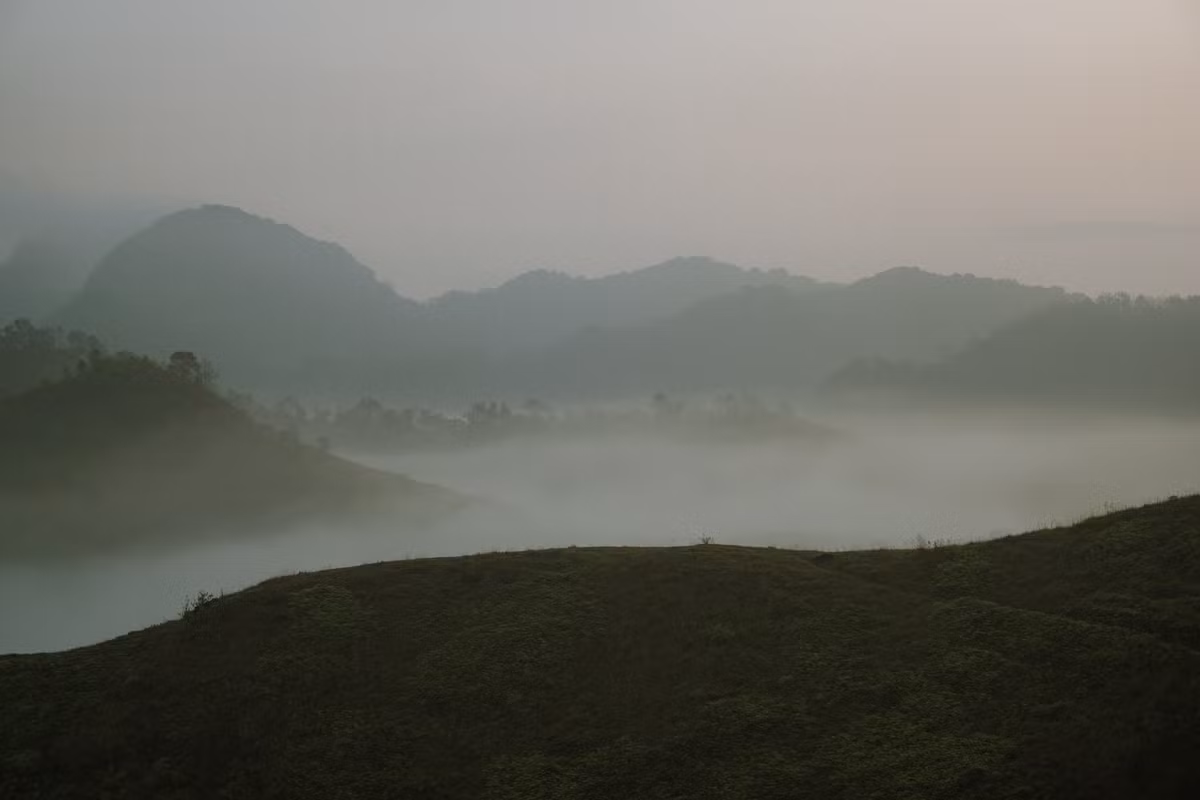 Với cảnh sắc lãng mạn, không gian yên bình và chi phí hợp lý, đồi cỏ cháy Ba Quáng đang dần trở thành điểm đến mới mẻ trên bản đồ du lịch Cao Bằng, hứa hẹn mang đến cho du khách những trải nghiệm khác biệt giữa miền biên viễn Đông Bắc. Ảnh Thu Quỳnh