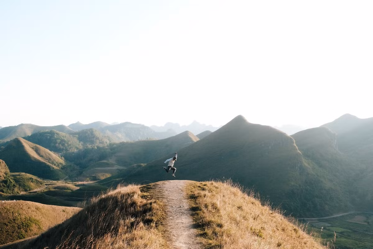 Mùa đông ở Ba Quáng khá lạnh, nhiệt độ thường dao động từ 8–15 độ C. Thời tiết vùng cao thay đổi nhanh, vì vậy du khách nên chọn những ngày khô ráo, có nắng để hành trình thuận lợi hơn. Ảnh Viett Anh