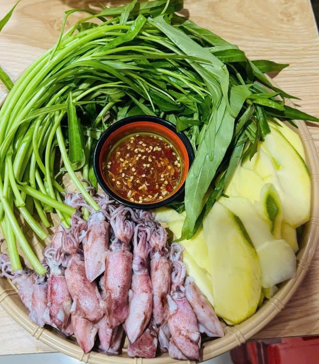 Không cần nguyên liệu cầu kỳ hay cách chế biến phức tạp, món mực hấp cuốn rau muống vẫn “chinh phục” người ăn nhờ vị ngon tự nhiên và cách kết hợp hài hòa. Ảnh Internet
