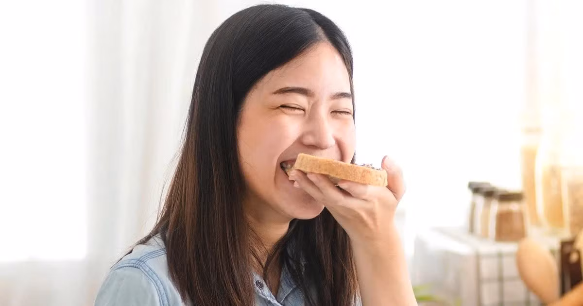 Các chuyên gia dinh dưỡng khuyến cáo, để bánh mì trở thành lựa chọn an toàn cho sức khỏe, người tiêu dùng nên sử dụng với tần suất hợp lý, ưu tiên bánh mì nguyên cám, ăn kèm rau xanh và nguồn đạm lành mạnh như trứng, thịt nạc hoặc cá. Đồng thời, cần hạn chế thực phẩm chế biến sẵn, tuyệt đối không sử dụng bánh mì mốc và tránh ăn quá muộn trong ngày. Ăn đúng cách sẽ giúp phát huy lợi ích của bánh mì, thay vì để món ăn quen thuộc này trở thành nguy cơ tiềm ẩn cho sức khỏe. Ảnh minh họa