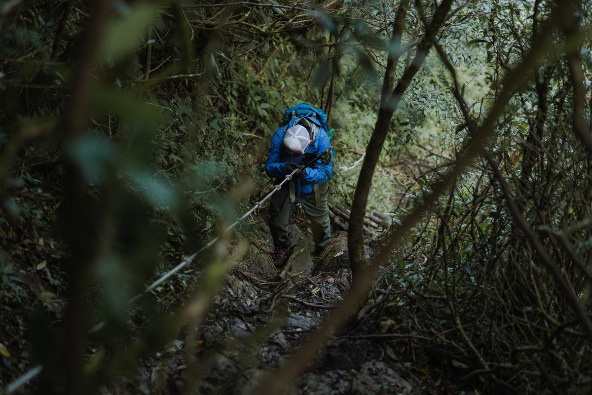 Ngày cuối cùng là chặng leo Cán Chùa Thìa Sảng và hành trình xuống núi. Tuy không dài nhất cung, nhưng đây lại là đoạn khiến nhiều người “thấm mệt” nhất do địa hình trơn trượt và dốc gắt.