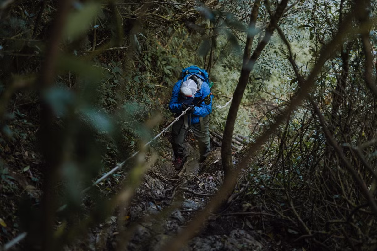 Ngày cuối cùng là chặng leo Cán Chùa Thìa Sảng và hành trình xuống núi. Tuy không dài nhất cung, nhưng đây lại là đoạn khiến nhiều người “thấm mệt” nhất do địa hình trơn trượt và dốc gắt.