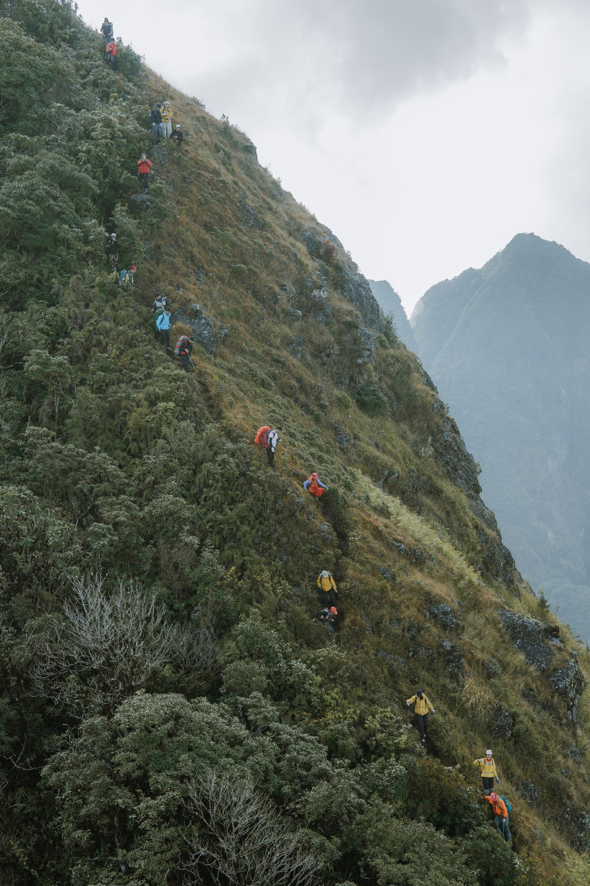 Ngày đầu tiên, đoàn thường xuất phát từ sáng sớm, vượt suối và leo dốc liên tục trong nhiều giờ để tiếp cận lán hang đá Miêu. Đây là một điểm nghỉ đặc biệt, nằm gọn trong hốc đá tự nhiên giữa vách núi, vừa che mưa gió vừa mang lại cảm giác tách biệt hoàn toàn với thế giới bên ngoài. Nếu thể lực cho phép, trekker có thể tiếp tục leo lên đỉnh Miêu Thạch Sơn vào buổi chiều.