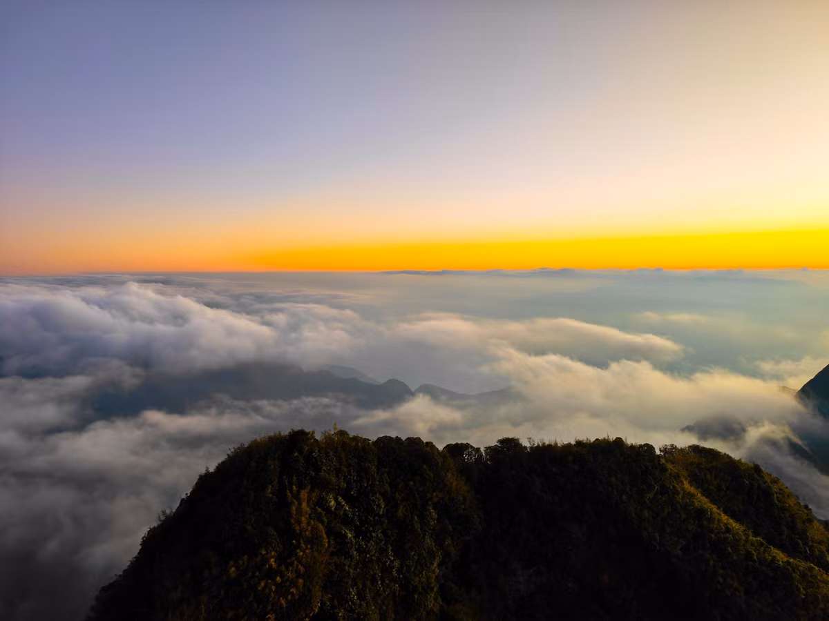 Ngày thứ hai mở ra thử thách không kém khi đoàn rời lán Miêu để tiến về Chu Va 12. Con đường dẫn lên đỉnh nổi tiếng với những sống lưng hẹp, nơi chỉ cần lệch bước là có thể trượt dài xuống sườn núi. Sau nhiều giờ leo dốc liên tục, trekker thường chạm đỉnh vào khoảng giữa trưa đến đầu giờ chiều.