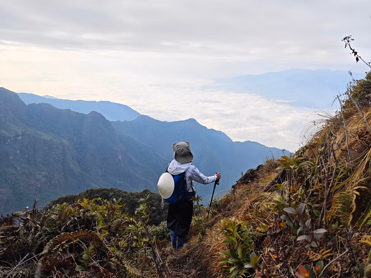 Để hoàn thành trọn vẹn cung trek này, việc chuẩn bị kỹ lưỡng là yếu tố sống còn. Trang bị phù hợp, balo gọn nhẹ, giày bám tốt và ý thức tuân thủ an toàn được xem là điều kiện bắt buộc. Đồng thời, người đi cần tôn trọng thiên nhiên, không xả rác và giữ thái độ cẩn trọng, bởi khu rừng nơi đây được người dân địa phương xem là mang yếu tố tâm linh.