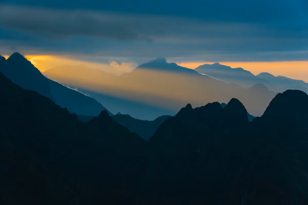 Miêu Thạch Sơn – Chu Va 12 – Cán Chùa Thìa Sảng không phải lựa chọn dành cho người mới làm quen trekking. Cung đường này phù hợp với những người đã có kinh nghiệm chinh phục nhiều cung khó, sở hữu thể lực tốt và không sợ độ cao.