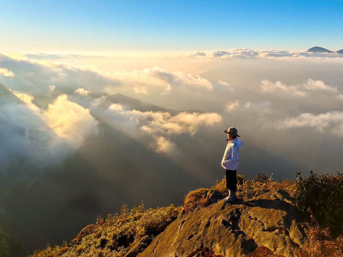 Khoảnh khắc mặt trời lặn phía sau dãy Hoàng Liên Sơn, nhuộm vàng cam cả biển mây và thung lũng bên dưới, được nhiều người xem là một trong những khung cảnh hoàng hôn đẹp nhất từng thấy trên các cung trekking Việt Nam. Tuy nhiên, việc rời đỉnh sau 16 giờ được khuyến cáo không nên, bởi đoạn xuống núi có nhiều vách đá hiểm trở, rất nguy hiểm khi ánh sáng yếu.