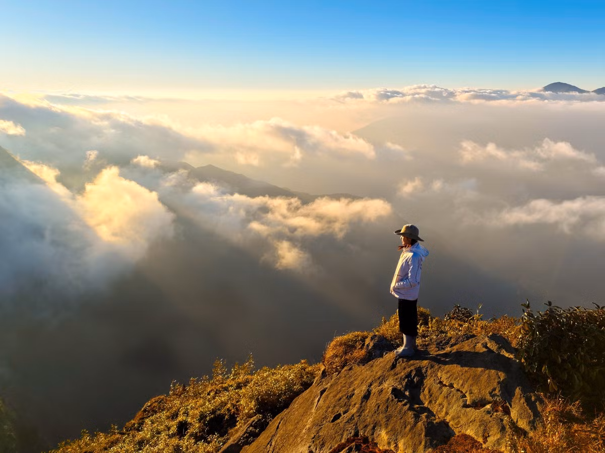 Khoảnh khắc mặt trời lặn phía sau dãy Hoàng Liên Sơn, nhuộm vàng cam cả biển mây và thung lũng bên dưới, được nhiều người xem là một trong những khung cảnh hoàng hôn đẹp nhất từng thấy trên các cung trekking Việt Nam. Tuy nhiên, việc rời đỉnh sau 16 giờ được khuyến cáo không nên, bởi đoạn xuống núi có nhiều vách đá hiểm trở, rất nguy hiểm khi ánh sáng yếu.