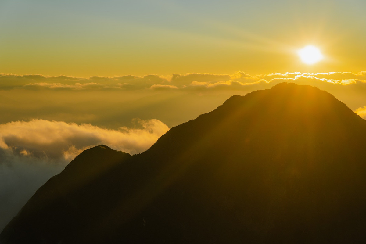 Chu Va 12 mang vẻ đẹp đặc trưng của Tây Bắc với tầm nhìn rộng mở và những cánh rừng đỗ quyên cổ thụ, đặc biệt rực rỡ vào mùa hoa nở. Đêm nghỉ tại lán Chu Va hoặc cắm trại trên đỉnh mang lại trải nghiệm hiếm có, khi núi rừng chìm trong sương lạnh và bầu trời sao hiện ra rõ ràng giữa không gian tĩnh lặng.