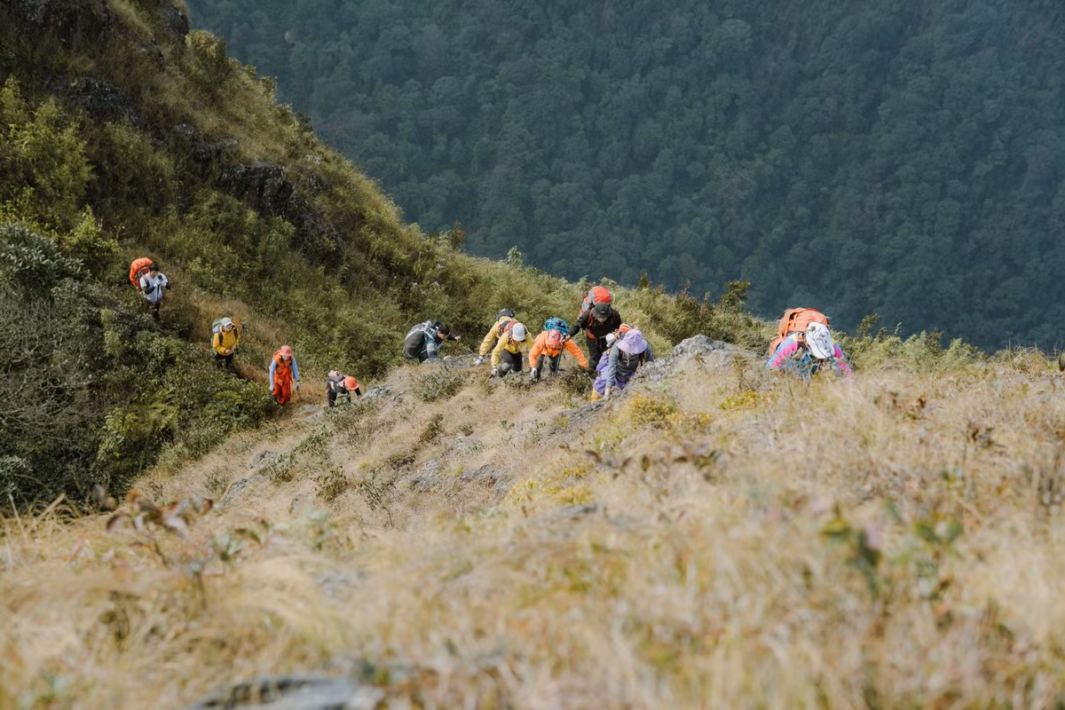 Địa hình dốc nối tiếp dốc, hầu như không có đoạn “nghỉ chân”, khiến nhiều người ví đây là “bài tốt nghiệp” bắt buộc nếu muốn khẳng định đẳng cấp trekking tại Việt Nam. Chính sự khắc nghiệt ấy đã tạo nên hàng loạt danh xưng cho cung đường này, từ “cung leo nguy hiểm nhất Việt Nam” đến “nơi ngắm hoàng hôn đẹp bậc nhất”, hay “lán đá độc nhất giữa đại ngàn”.