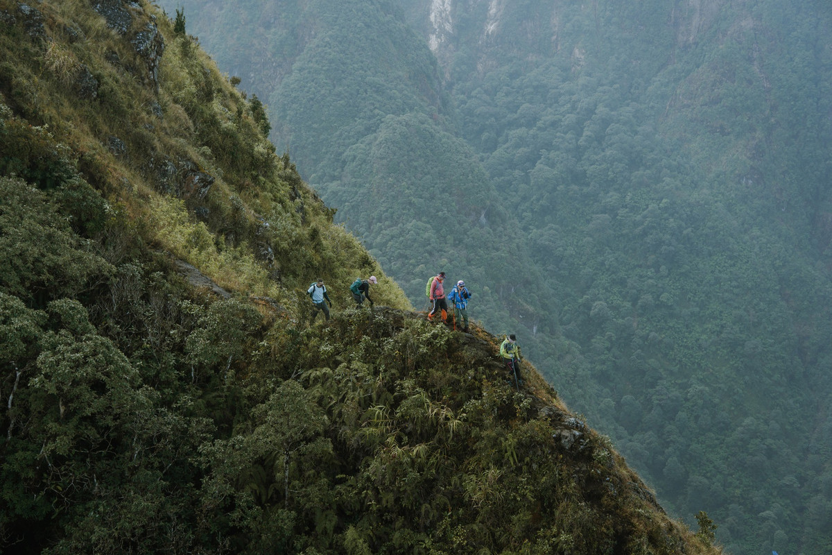 Hành trình kéo dài ba ngày hai đêm, với tổng quãng đường khoảng 28 đến 32 km, đưa trekker băng qua rừng nguyên sinh rậm rạp, những sống núi hẹp như lưỡi dao, vách đá dựng đứng và hàng chục đoạn thang gỗ liên hoàn.