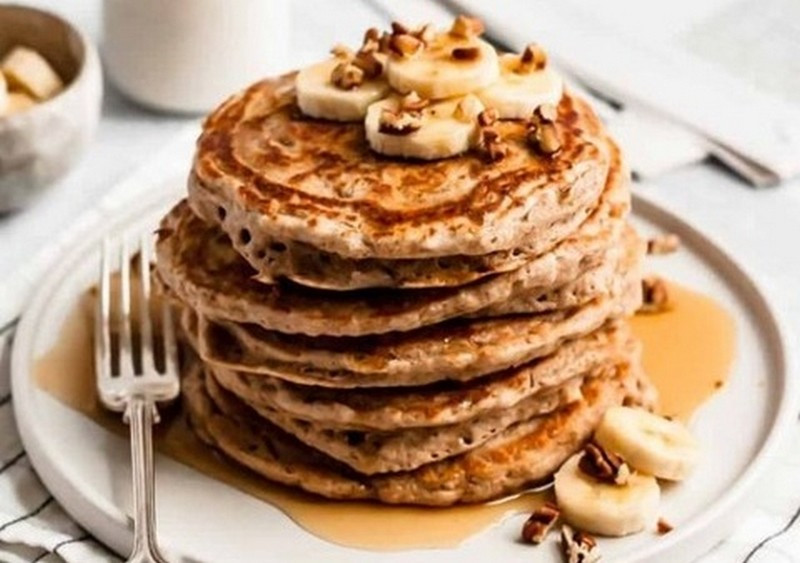 Không thể bỏ qua món pancake hạt lanh cho bữa sáng hoặc bữa xế. Xay nhuyễn 50g hạt lanh hoặc dùng bột hạt lanh, trộn cùng bột yến mạch và sữa tươi không đường đến khi hỗn hợp sệt. Đổ bột vào chảo có lớp bơ mỏng, rán đến khi vàng đều hai mặt. Pancake thơm mềm, có thể ăn kèm mật ong hoặc chuối, vừa ngon miệng vừa bổ dưỡng, hỗ trợ sức khỏe thận. Ảnh minh hoạ